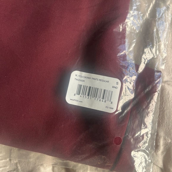 BNWT FIGS Burgundy Scrub Set size small - Picture 9 of 10